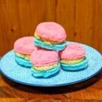 Blue and Red Macarons [Macarons bleus et rouges]