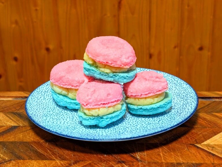 Blue and Red Macarons [Macarons bleus et rouges]