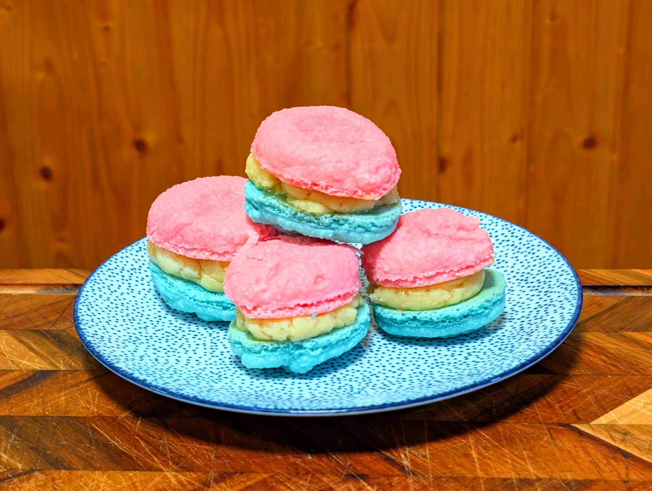 Blue and Red Macarons [Macarons bleus et rouges]