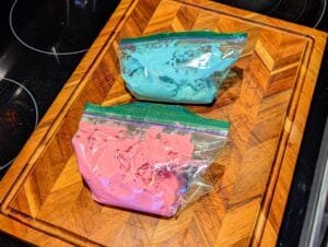 Blue and Red Macarons [Macarons bleus et rouges]