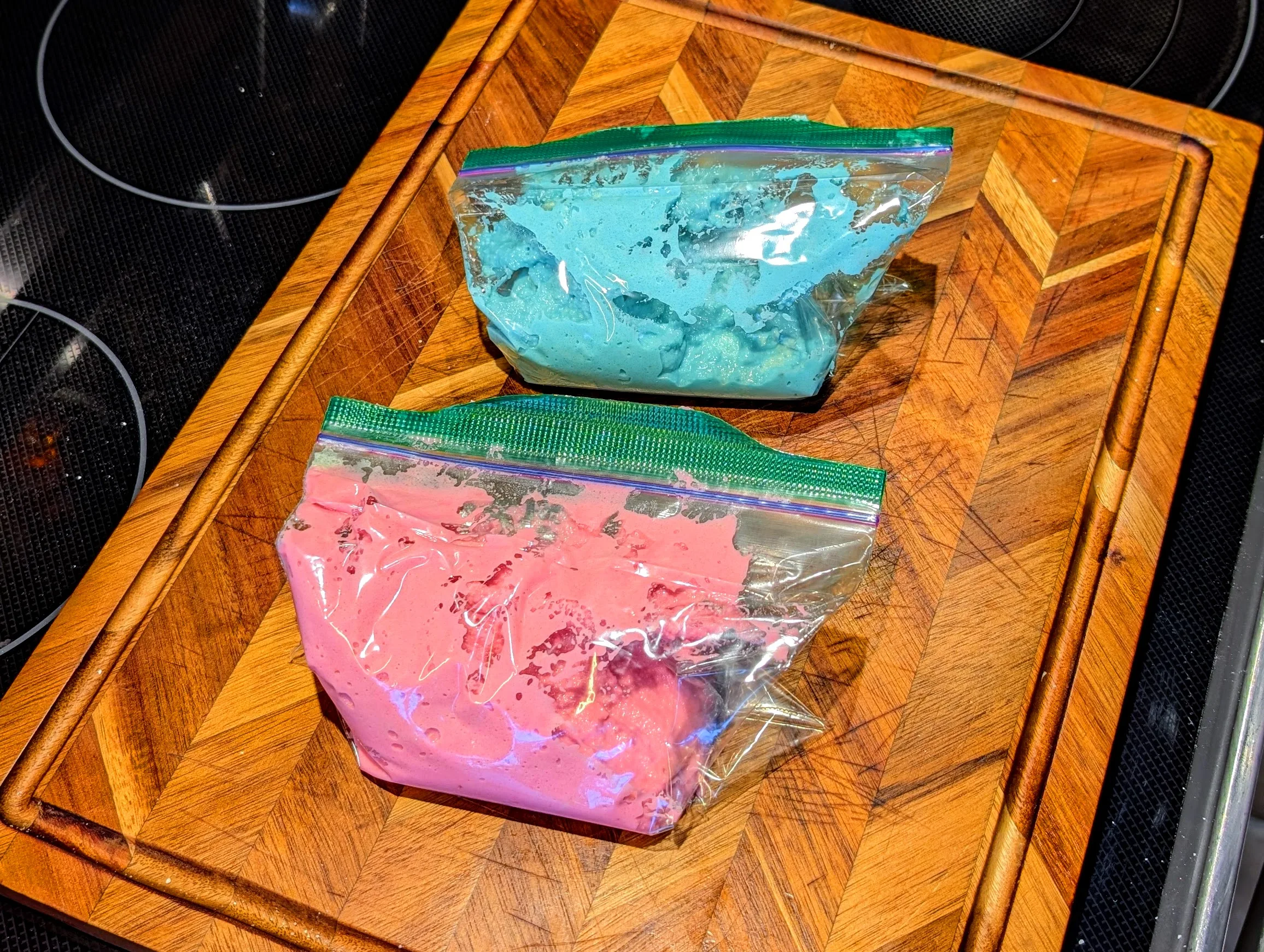 Blue and Red Macarons [Macarons bleus et rouges]