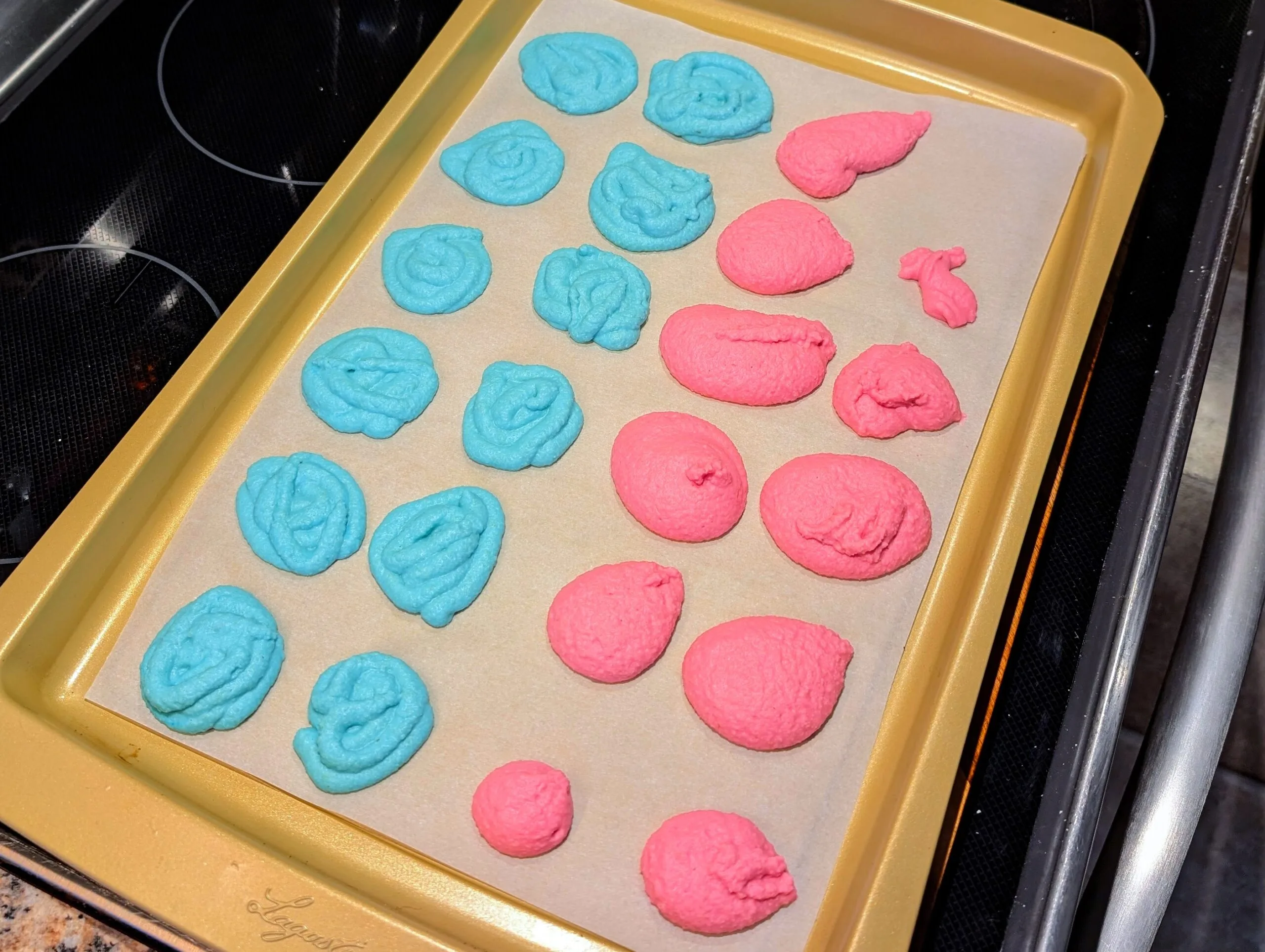 Blue and Red Macarons [Macarons bleus et rouges]