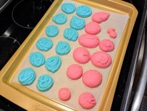 Blue and Red Macarons [Macarons bleus et rouges]