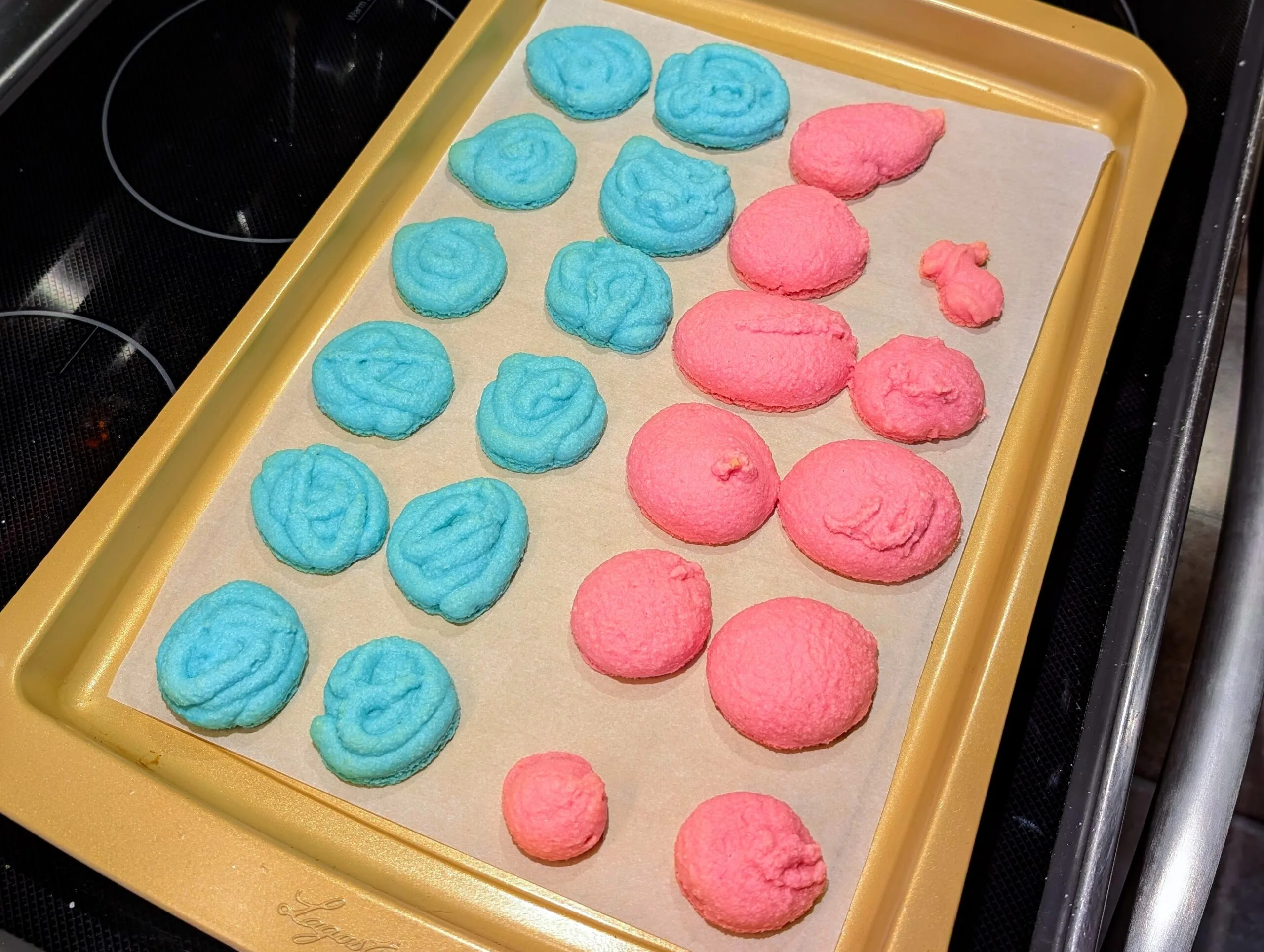 Blue and Red Macarons [Macarons bleus et rouges]