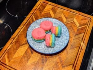 Blue and Red Macarons [Macarons bleus et rouges]