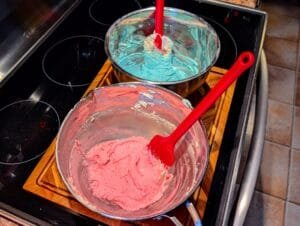 Blue and Red Macarons [Macarons bleus et rouges]