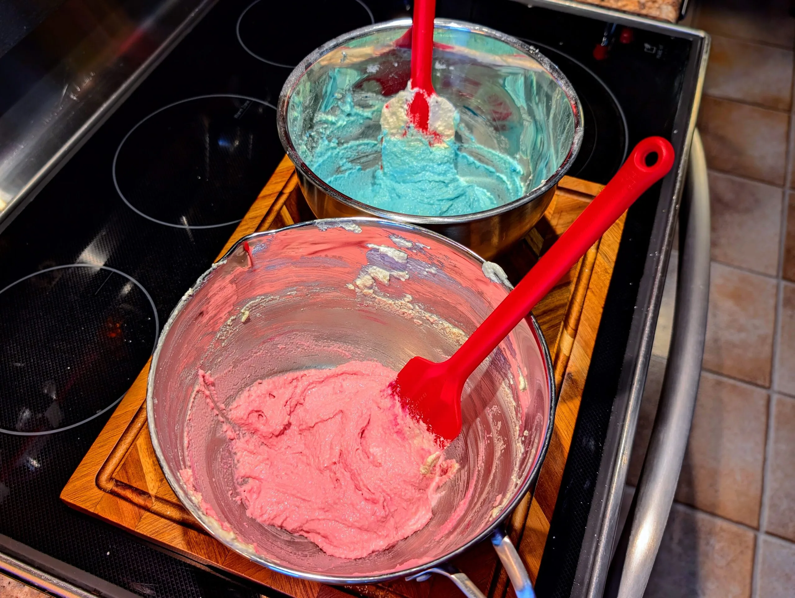 Blue and Red Macarons [Macarons bleus et rouges]