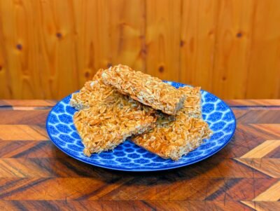A final serving of golden British Flapjacks [Flapjacks Britanniques] on a plate.